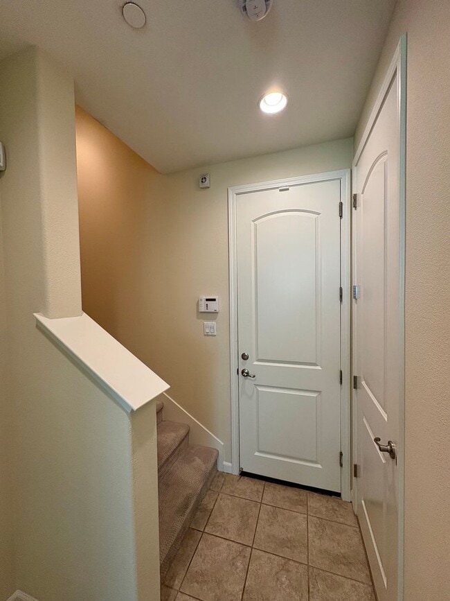 Building Photo - Spacious 4-Bedroom Townhouse