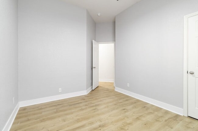 Building Photo - Gorgeous 3 bedroom, 2 bath home with a study near the Forum & Randolph AFB!