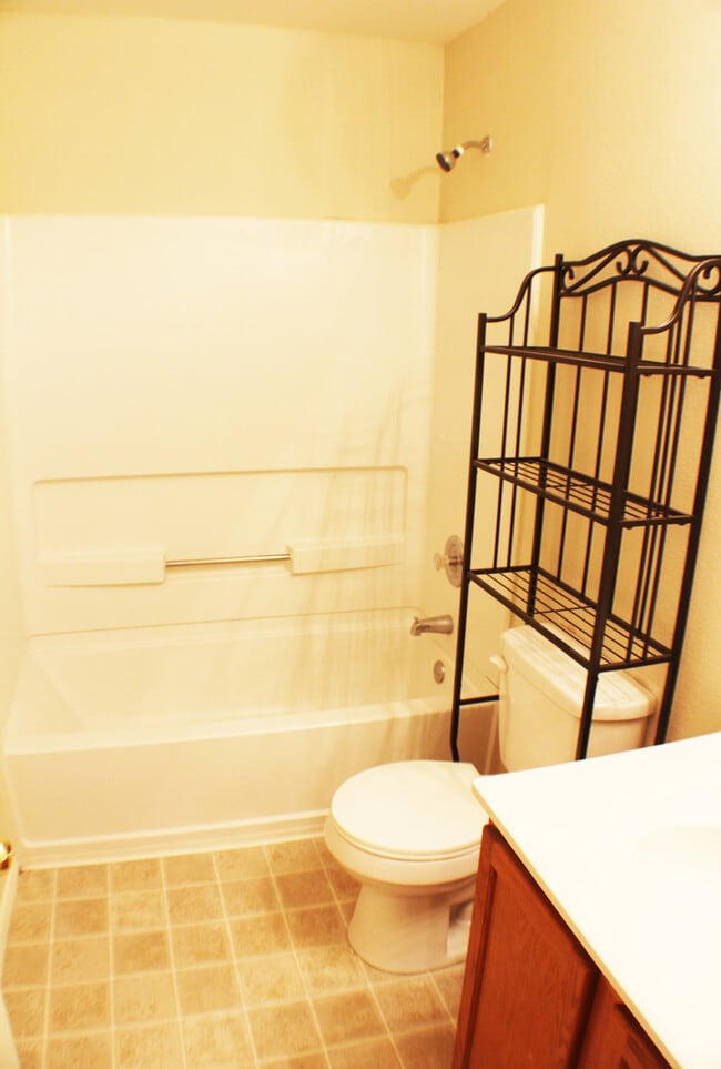 Building Photo - Great One story home in Enclave and Willow...