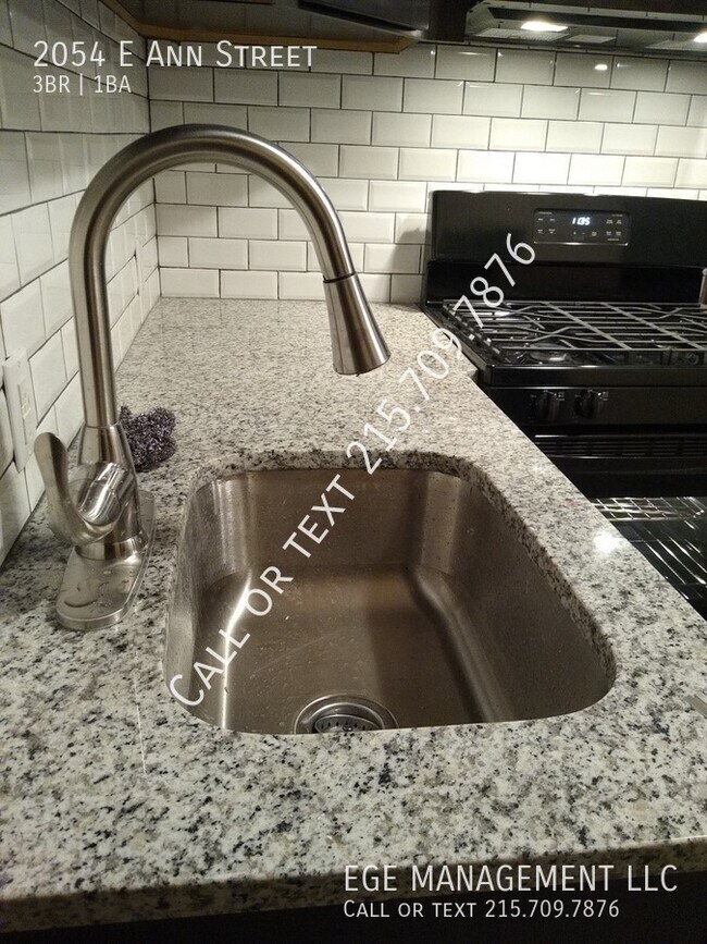 Building Photo - 2054 Ann St