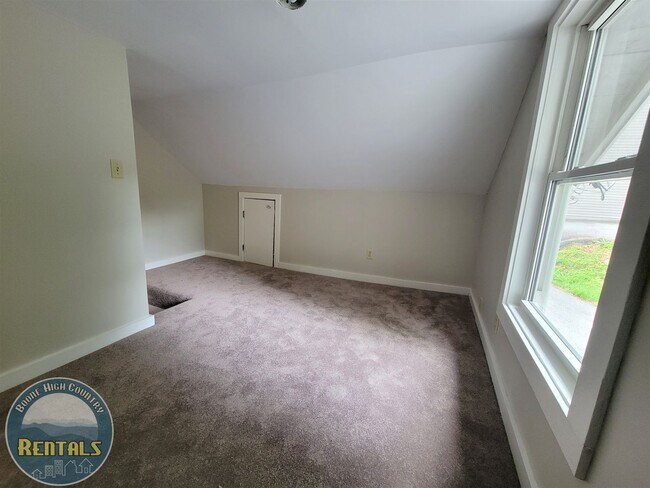 Building Photo - Charming 2 Bedroom Home --- Walking Distance to Campus!