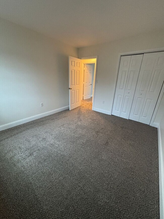 Building Photo - Pristine & Move-In Ready Townhome in Olde Forge!