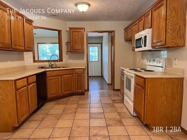 Building Photo - 3587 W Vincent Dr