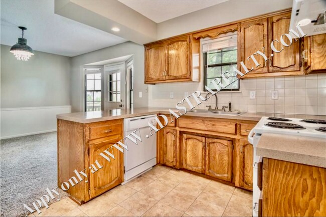 Building Photo - Wonderful 3 Bed 1.5 Bath Town Home in Overland park-Available in SEPTEMBER!!