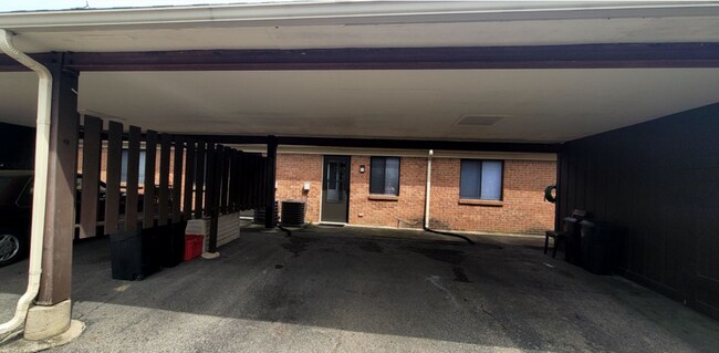 Building Photo - Cozy 2 bed 1.5 Bath Condo With Car Port