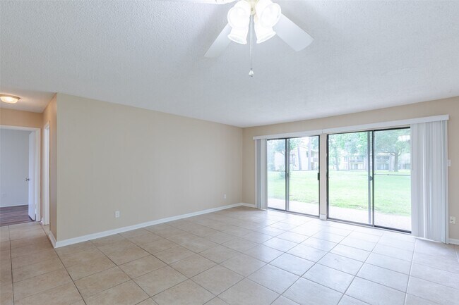 Building Photo - 15919 Golf Club Dr
