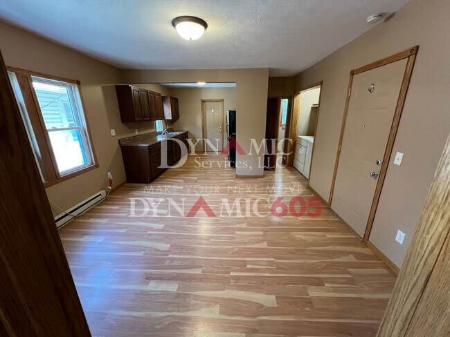 Building Photo - Upper Level 1 Bedroom, 1 Bathroom Apartmen...