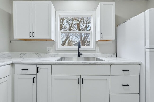 Building Photo - 3-Bedroom w/ New Kitchen Appliances