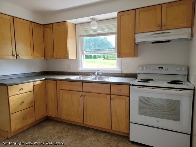 Kitchen - 39 Hobart Ln