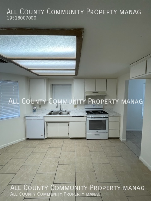 Building Photo - 2 bed/2 bath + POSSIBLE 3 bed Single Famil...