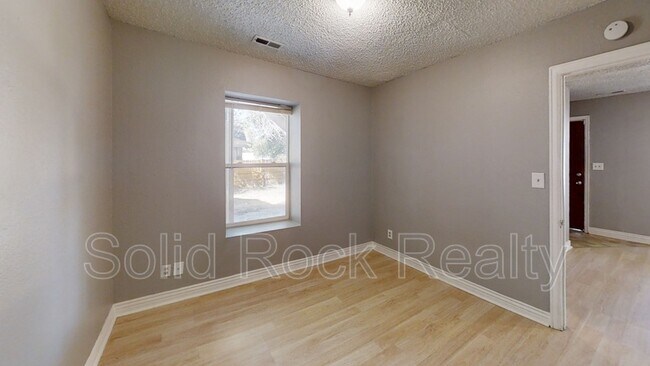 Building Photo - 714 E 3rd St