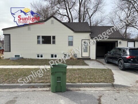 Building Photo - 3 Bed 1.5 Bath Home on Large Corner Lot