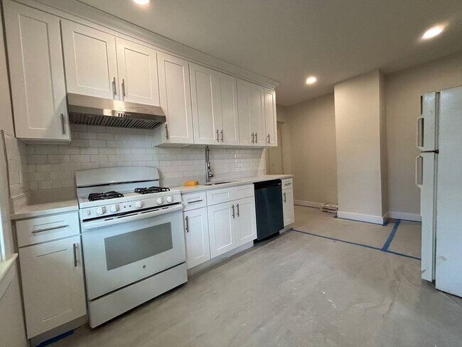 Building Photo - 391 Linwood Ave