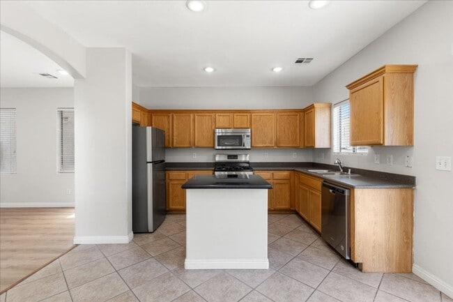 Building Photo - Newly Updated 4 bd, 3 bth Must See No Carpet