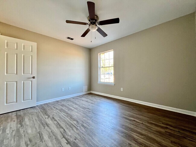 Building Photo - COMING MID-MAY 2026! (Pet Friendly)