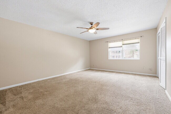 Building Photo - GREAT LOCATION 2BED 2BATH! FENCED IN YARD!