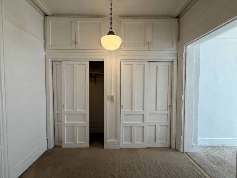Building Photo - 346 S Rose St
