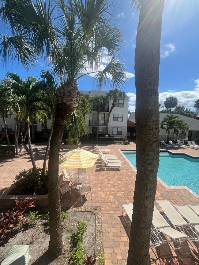 Building Photo - ONE BEDROOM ONE BATHROOM! Pool View! Waterfront Community!
