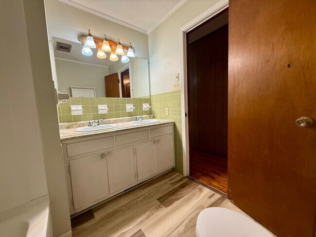 Building Photo - 4 Bedroom/1.5 Bathroom Home in Paragould AR - $1,275/month