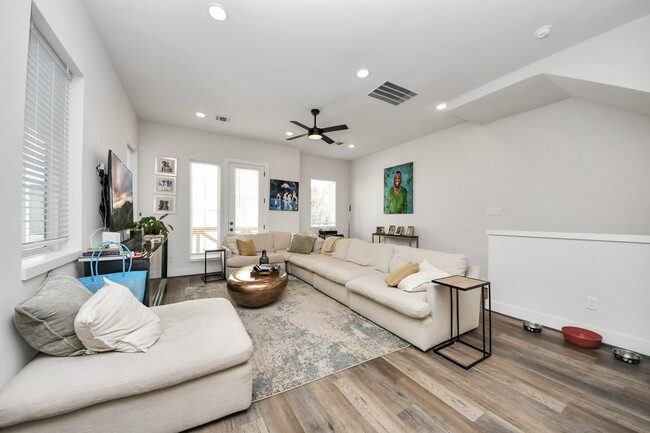 Building Photo - 3905 B Pinemont Dr