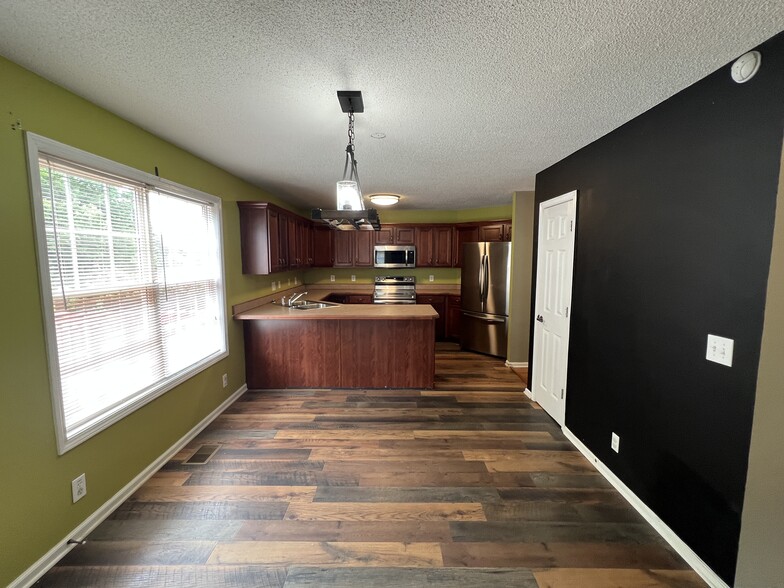 Building Photo - 450 Winding Bluff Way