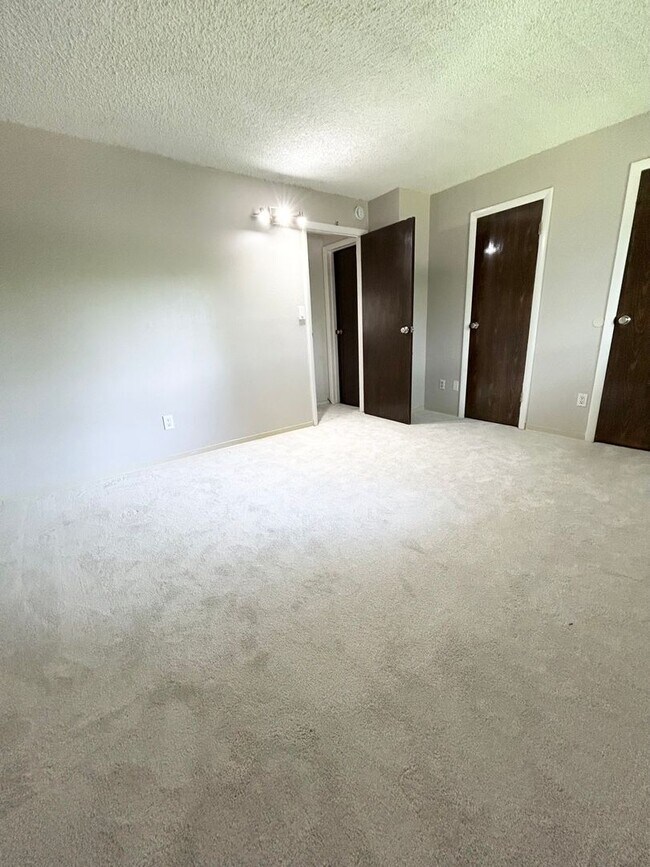 Building Photo - Move-In Ready 1-Bed Near Campus