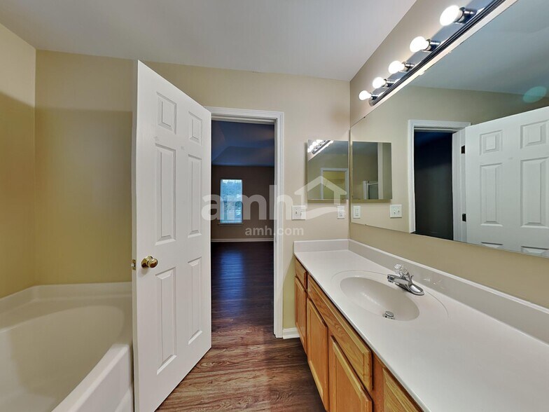 Building Photo - 4613 Cades Cove Dr