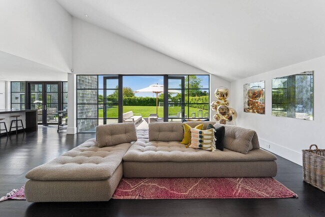 Building Photo - 811 Halsey Ln