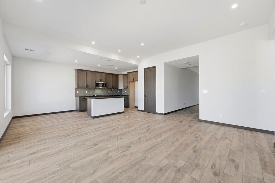 Building Photo - 5170 N Jeffers Ave
