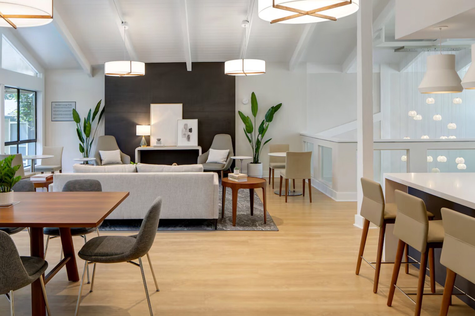 Building Photo - 555 Paularino Ave