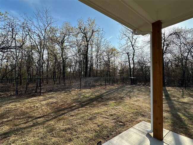 Building Photo - 17030 Oak Dr