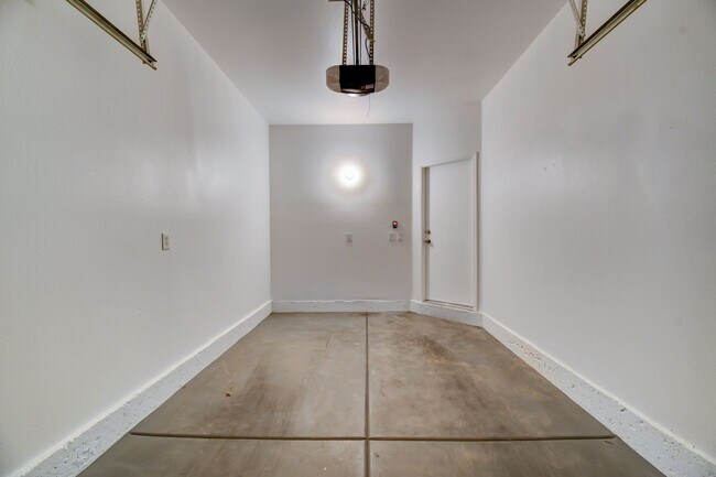 Building Photo - BEAUTIFUL 2 STORY SINGLE FAMILY HOME WITH 3 BEDROOMS AND 2.5 BATHS LOCATED IN SOUTHWEST