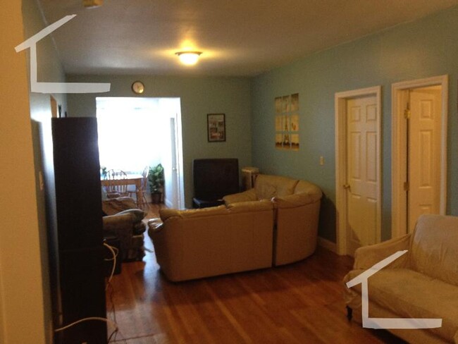Building Photo - Great Brighton 5-Bed!