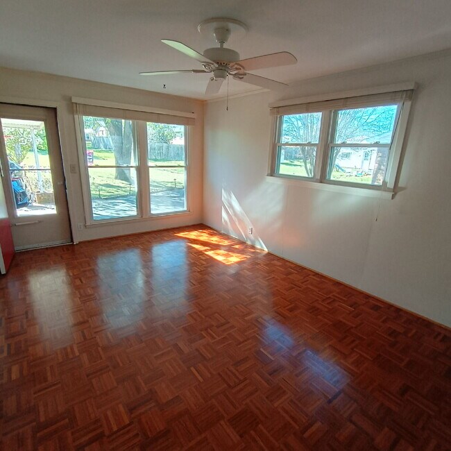 Building Photo - Modern Comforts with Granite & Hardwood Finishes!" 3 Bedroom 2 bath home.