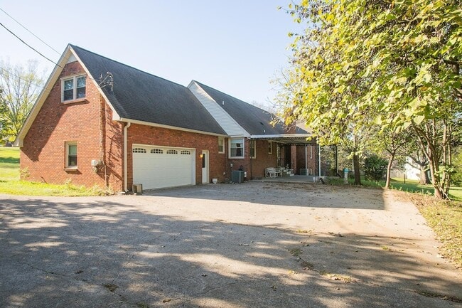 Building Photo - 2425 Mansker Dr