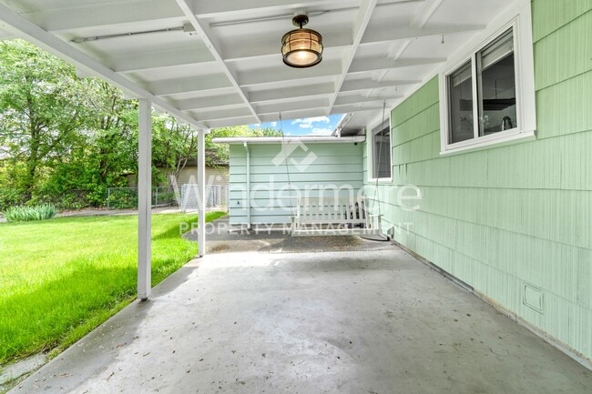 Building Photo - Desirable Rancher style home located in Ce...