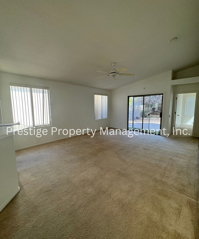 Building Photo - This charming 3+den/2 Bath East Home Is just What You Need!!