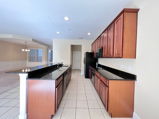 Building Photo - Great townhouse -  available now!