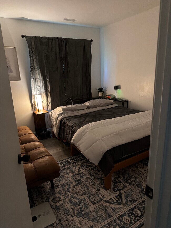 Building Photo - Condo - furnished private bedroom with private bathroom