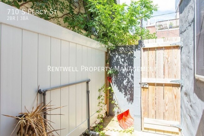 Building Photo - 710 S Percy St