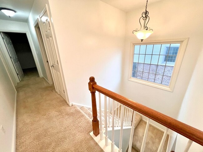 Building Photo - Beautiful Townhome - 3 bedroom 2.5 bath - Must see!