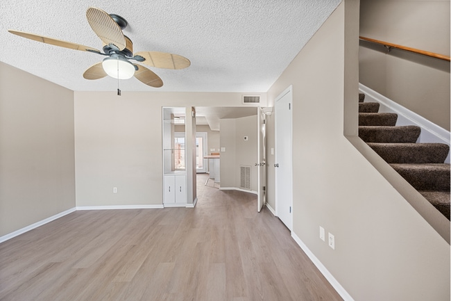 Building Photo - 2Bed/1.5Bath Townhome at 15th Ave/Camelback! Ready for Immediate Move-In!