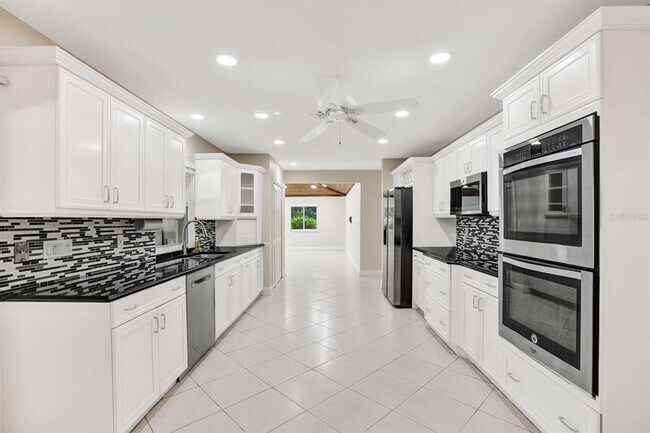 Building Photo - 2527 Lakes Dr