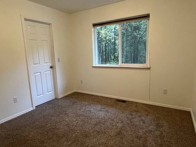 Building Photo - Spacious Remodeled Townhouse in Convenient...