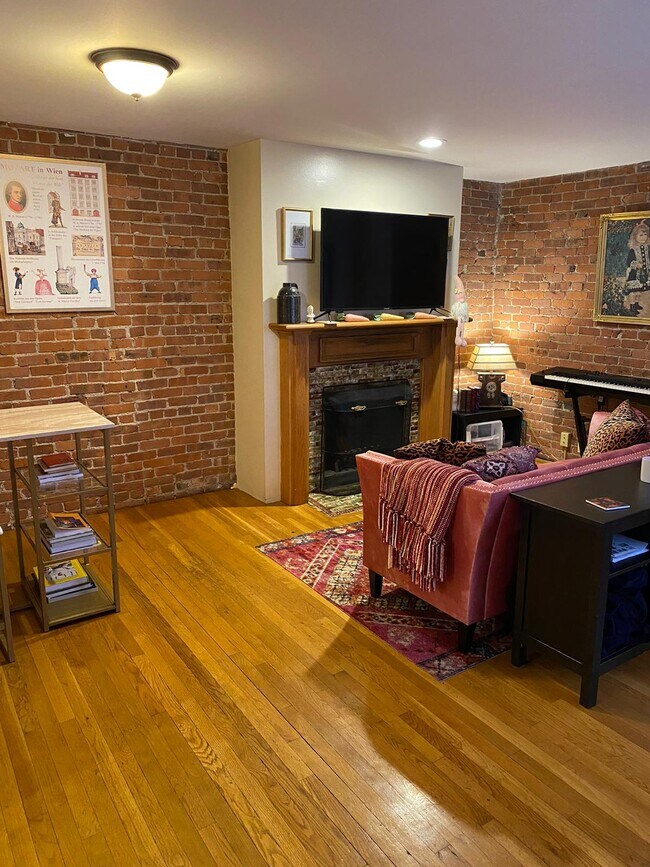 Living Room w/Fireplace - 87 Gainsborough St