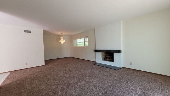 Building Photo - Beautifull 4 Bed 2 Bath In UTC Area