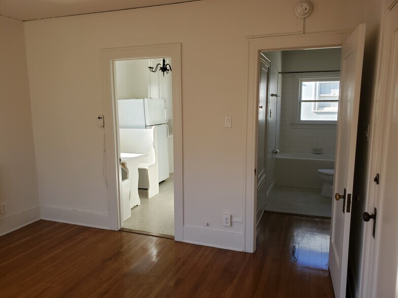 Building Photo - 124 Breeze Ave