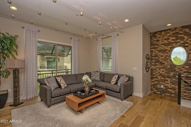 Building Photo - 6565 E Thomas Rd