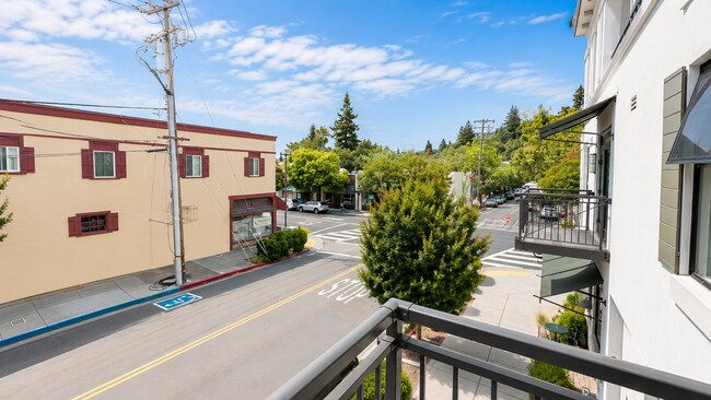 Building Photo - 107 G St