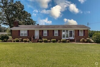 Building Photo - Brick Ranch in Pikeville! Lawn care included!